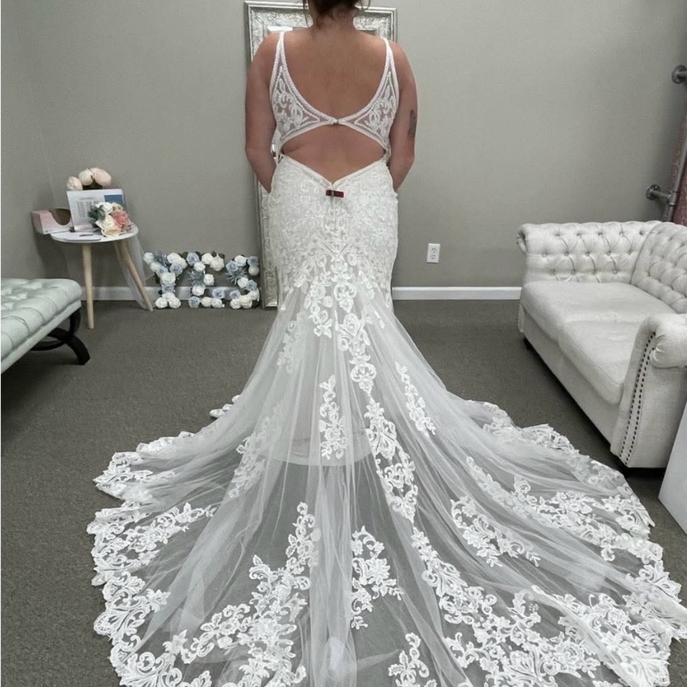 Elegant White Lace Wedding Dress - Picture 3 of 7